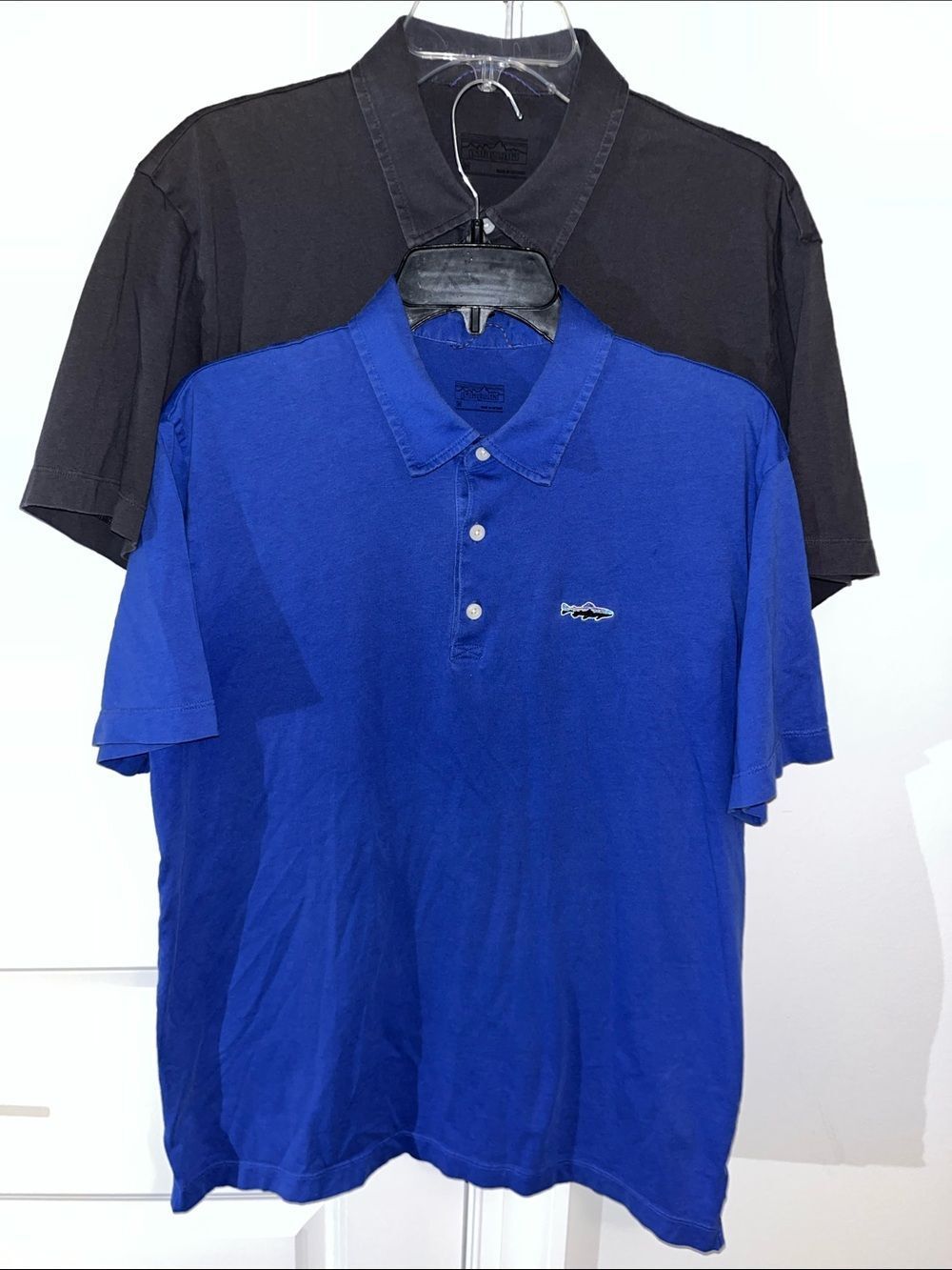 2-PatagoniaāMenās Blue Gray Short Sleeve Rainbow Trout Fitz Roy Logo Polo Shirt